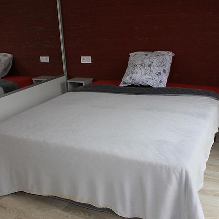 Chalet Pour 6, Domaine Avec Piscine 圣伊莱尔·德列 外观 照片